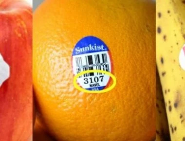 Έχετε προσέξει αυτοκόλλητα με αριθμούς σε φρούτα; Ιδού τι σημαίνουν (βίντεο)